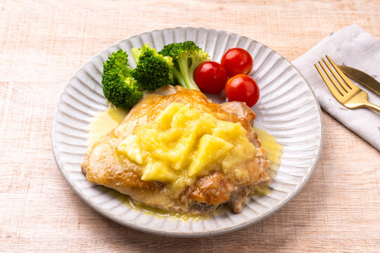 チキンステーキ（パイナップルソース）