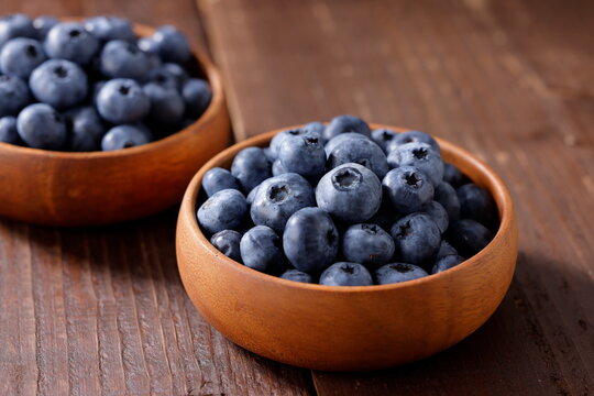 木目テーブルに置かれたボウルに入ったブルーベリー　Blueberries in a bowl on a wooden table