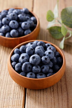 木目テーブルに置かれたボウルに入ったブルーベリー　Blueberries in a bowl on a wooden table