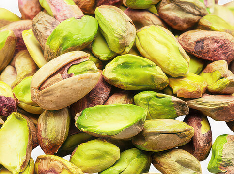 A pile of roasted pistachios