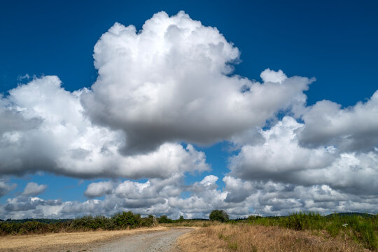 tr&egrave;s gros nuages dans un ciel bleu en p&eacute;riode de canicule