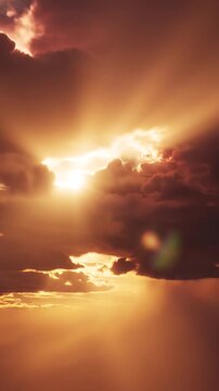 Paisaje fant&aacute;stico y atmosf&eacute;rico con rayos de luz dorada atravesando nubes dram&aacute;ticas y formaciones rocosas, creando una escena m&iacute;stica, &eacute;pica y cinematogr&aacute;fica.