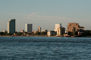 Obraz premium London skyline along river thames showing urban architecture