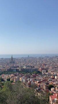 Travelling del skyline de la ciudad de Barcelona, Espa&ntilde;a, con vistas al mar mediterr&aacute;neo, a la Sagrada Familia, a las torres Mapfre, a Montjuic