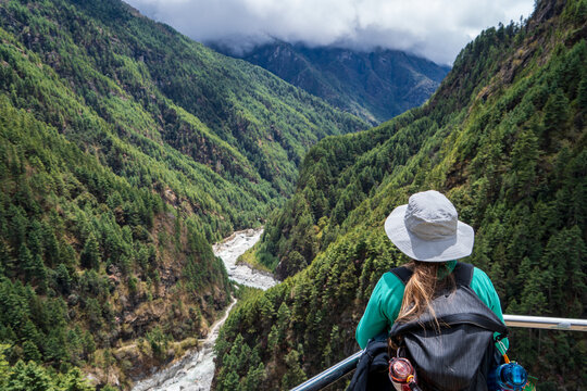 Mujer senderista admirando las vistas del valle khumbu. Yendo al Everest Base Camp, en Nepal.