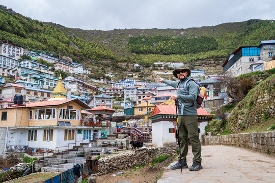 Hombre senderista admirando el pueblo de Namche Bazaar, en su camino al Campamento Base del Everest, en Nepal.	