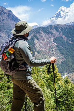 Hombre senderista caminando por los espectaculares caminos del valle khumbu. Yendo al Everest Base Camp, en Nepal.	

