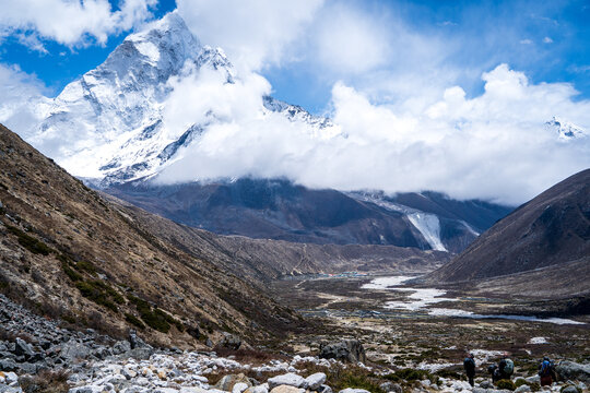 Vistas de la regi&oacute;n de los himalayas, en Nepal. Valle con r&iacute;o de agua de deshielo.