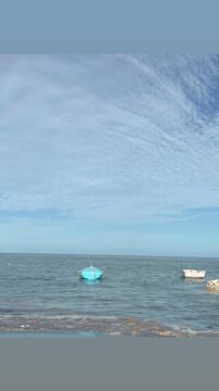 Bateaux flottant paisiblement sur une mer calme