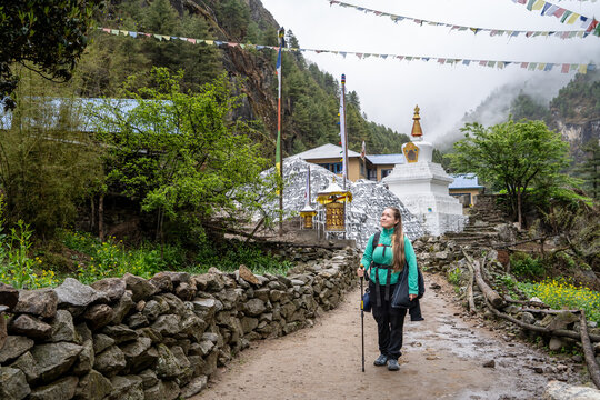 Mujer senderista caminando por la regi&oacute;n del valle de khumbu. Camino al Everest Base Camp.
