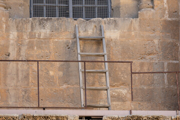 The famous Immovable Ladder against the facade of the Church of the Holy Sepulchre in Jerusalem © Oleg
