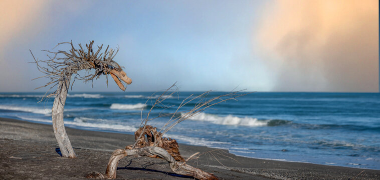 Treibholzskulptur am Hokitika Beach, kreative Treibgutkunst vor Meer und Himmel, Westcoast, Suedinsel, Neuseeland