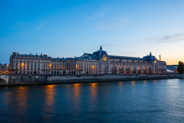 Fototapeta premium Night view of the Musée d'Orsay on the Seine River in Paris, France.