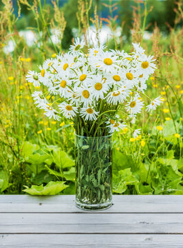 margeritenstrasuss in einer glasvase