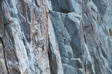 Fototapeta premium A large rock with a blue and white color scheme
