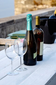 Bottiglie di vino con calici di vetro