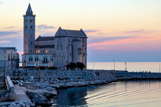 Vista sul mare al tramonto della cattedrale di Trani  ( Puglia , Italia )