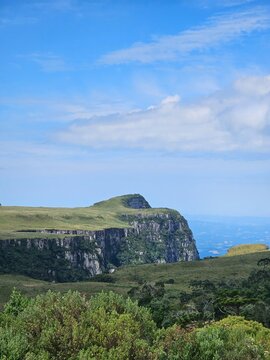 Canyon Espraiado landscape with dramatic cliffs and green rolling hills