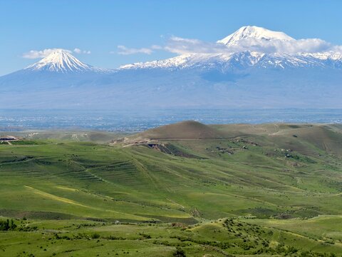 Paesaggio montano con prati verdi e cielo blu, Armenia 