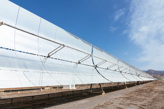 Solar thermal power plant using parabolic trough mirrors