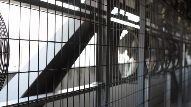 複数の大型軸流ファンが回転する換気設備