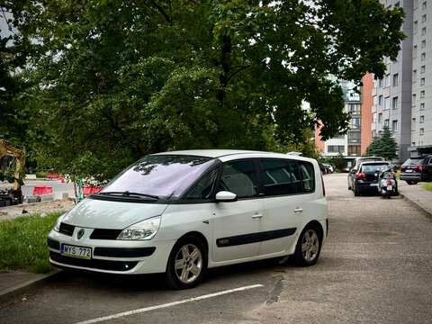  A Renault Espace IV, a large multi-purpose vehicle (MPV) manufactured by the French automaker Renault. Renault Espace IV, a large multi-purpose vehicle (MPV), is parked on a suburban street. 