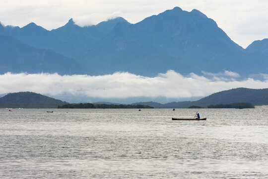 Imagem de pescador com montanhas ao fundo