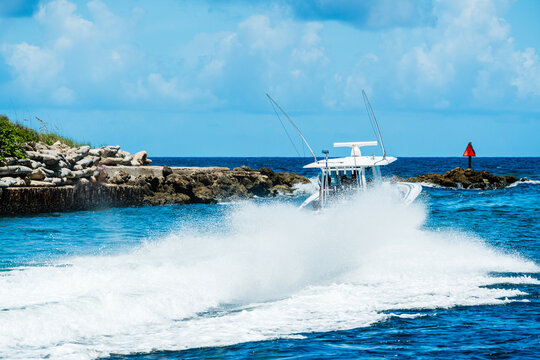 boat going fast in ocean