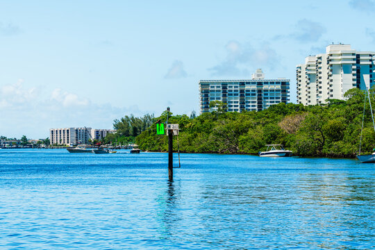 Lake Wyman, Florida with city and boats
