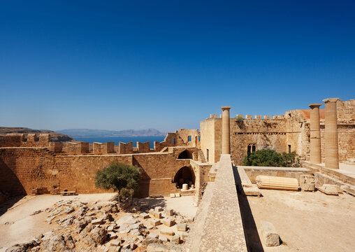 Acr&oacute;pole de Lindos, Interior e Templo de Atena Lindia
