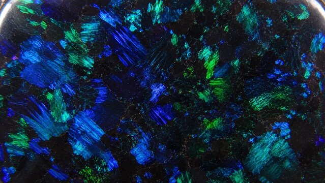ブラックオパールのテクスチャ 黒地に青と緑の遊色がひらめく面