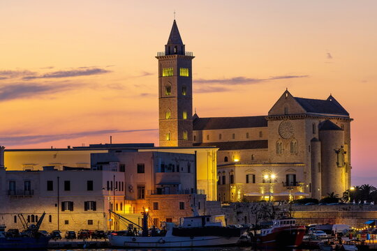 Vista al tramonto del fronte mare della Cattedrale di Trani ( Puglia , Italia )