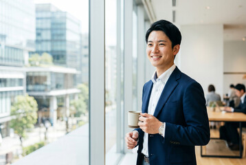 Fototapeta premium オフィスでコーヒーを飲みながら休憩する男性 Generative AI