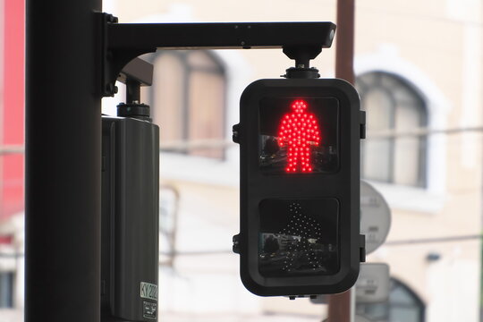 赤信号が点灯する歩行者用信号機。ストップや危険・警告・規制・交通ルールをイメージする概念素材