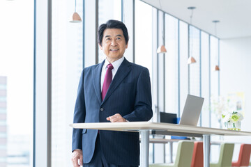 Fototapeta premium オフィスで働くエグゼクティブのビジネスマン 撮影協力：学校法人電波学園 東京電子専門学校