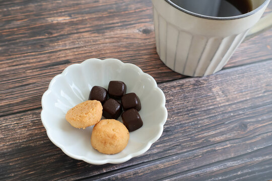 木製テーブルに置いたクッキーとチョコレートのクローズアップ／コーヒータイム