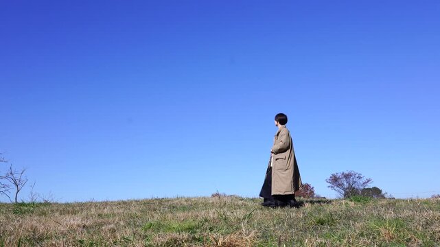 女性　ミドルエイジ　散歩　全身