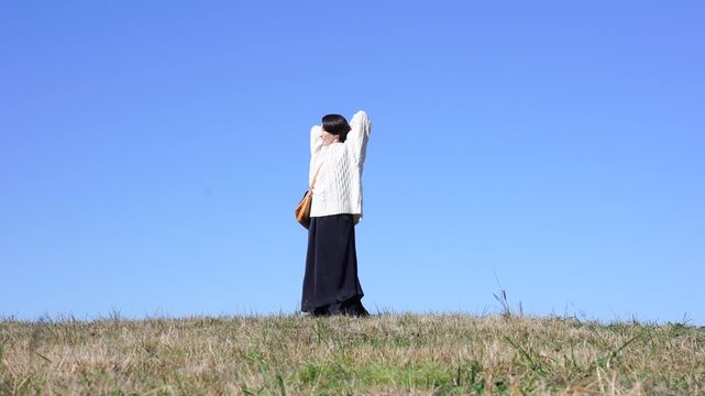 女性　ミドルエイジ　伸び　全身