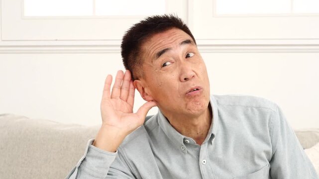 耳が遠いシニア男性　リビング