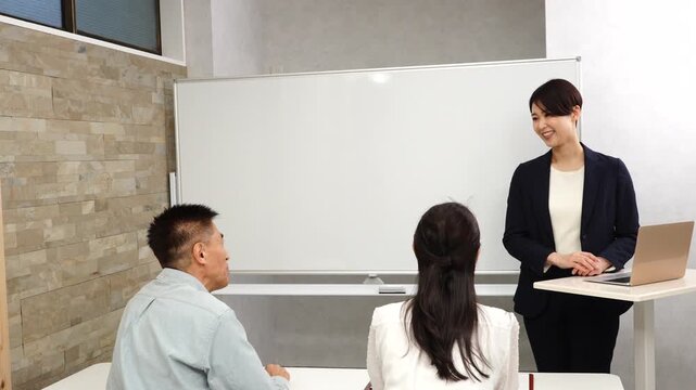 セミナーで話すビジネスウーマン