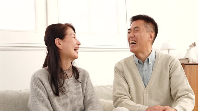 会話するシニアの夫婦　リビング