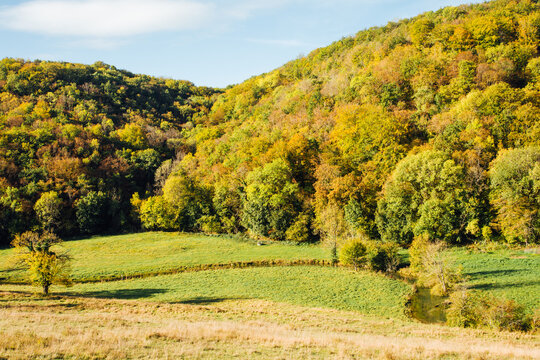 Paysage de pr&eacute;s et de for&ecirc;t en automne en Bourgogne. Paysage automnale de campagne. Le monde rural.