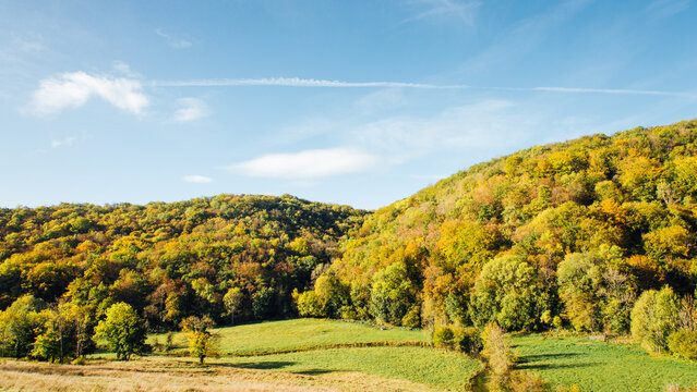 Paysage de pr&eacute;s et de for&ecirc;t en automne en Bourgogne. Paysage automnale de campagne. Le monde rural.