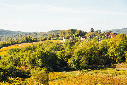 Paysage du village de Saint-Romain, C&ocirc;te-d'Or, Bourgogne. Village viticole sur une colline en automne. Monde viticole en France. Vignes automnales. Tourisme en Bourgogne