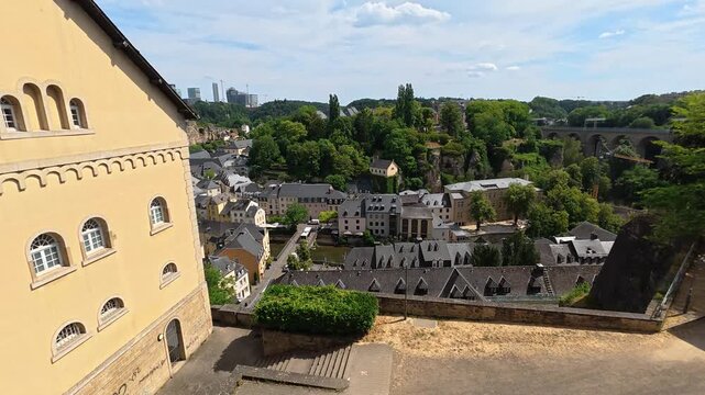 Vue sur la ville basse de Grund avec l'abbaye de Neum&uuml;nster et le plateau de Kirchberg, Luxembourg