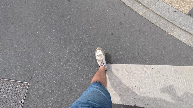 Personnes marchant sur trottoir urbain