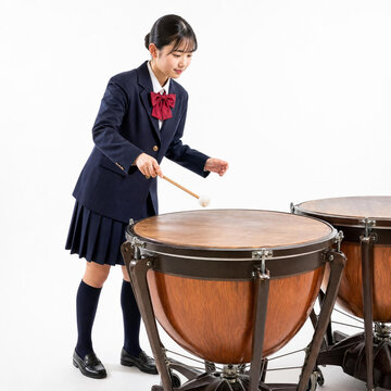 ティンパニーを叩く日本人の高校生