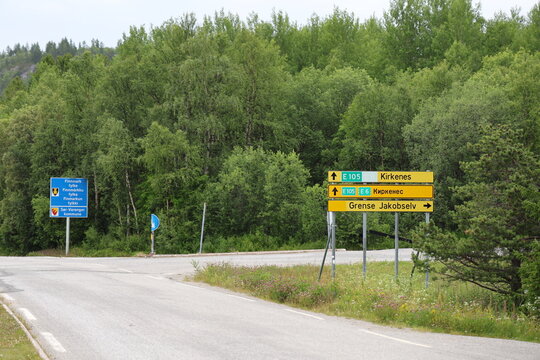 Road signs for E105 to Kirkenes in Norwegian and Russian, with a sign pointing to Grense Jakobselv.