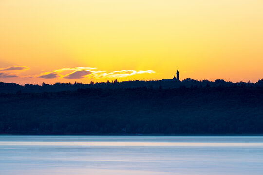 Sonnenaufgang in Diessen am Ammersee hinter Kloster Andechs, Bayern