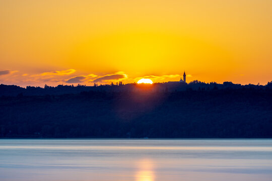 Sonnenaufgang in Diessen am Ammersee hinter Kloster Andechs, Bayern